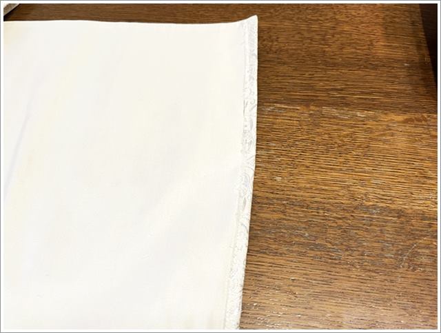 【帯をリメイク】テーブルランナーの作り方①テーブルの長さに切って端をミシンで縫う