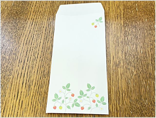 セリアの長形封筒イチゴ柄