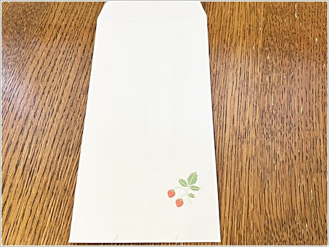 セリアの長形封筒の裏に描かれているイチゴ