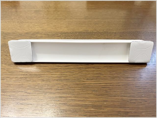 ダイソーのマグネットタオルバーの裏にステンレス補助シールをはる