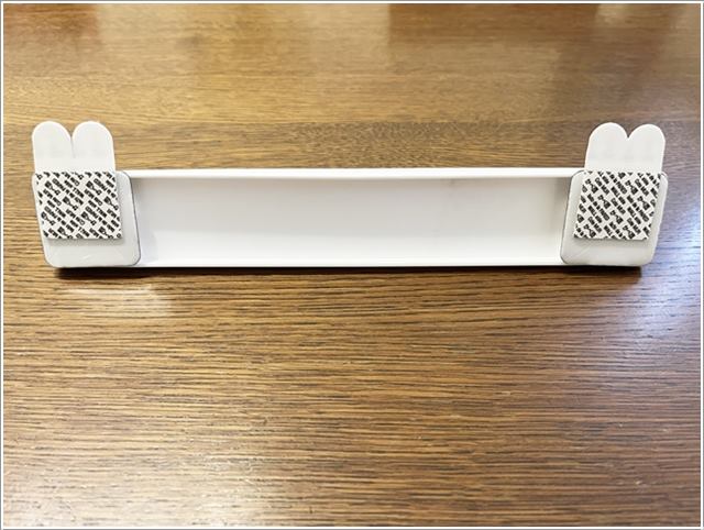 コマンドシールをプレートのシール面にはる。