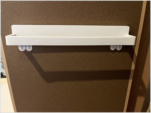 ダイソーのマグネットタオルバーにステンレス補助シートをはって扉裏につける