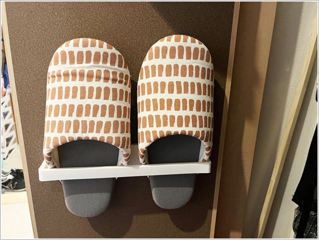 【ダイソー】扉裏にスリッパ収納!マグネットタオルバーで簡単にできました