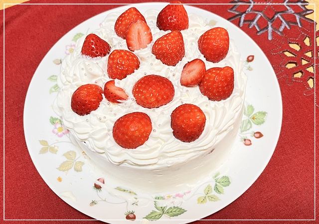 クリスマスメニューの手作りイチゴケーキ