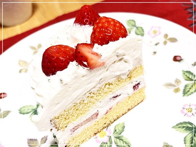 クリスマスメニューの手作りイチゴケーキの断面