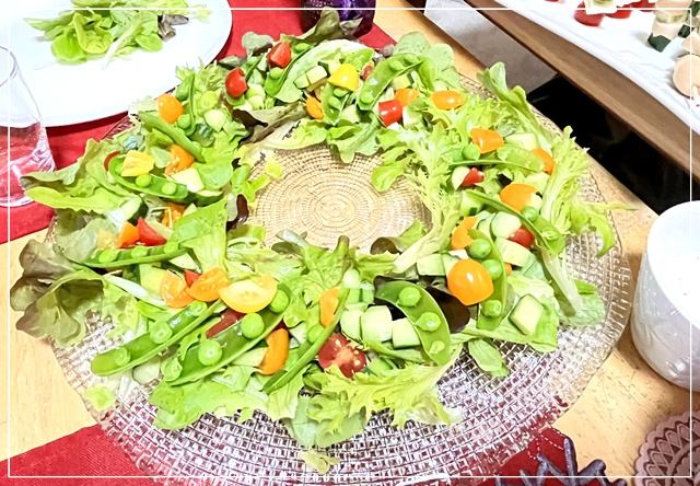 クリスマスメニューのリースサラダ