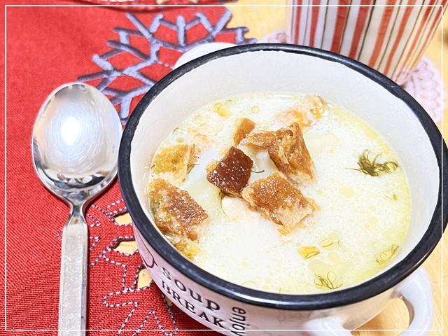 クリスマスメニューのサーモンスープ