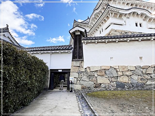 姫路城の門は狭くて小さい