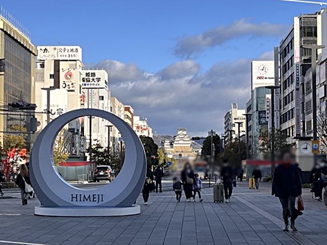 姫路駅を出ると目の前に姫路城が