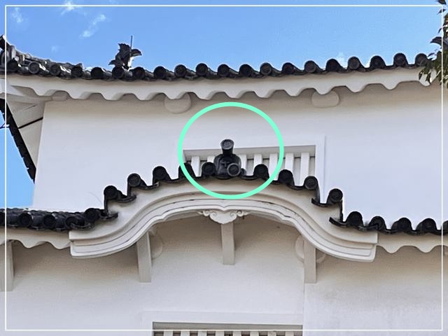 姫路城の破風上にある十字紋瓦