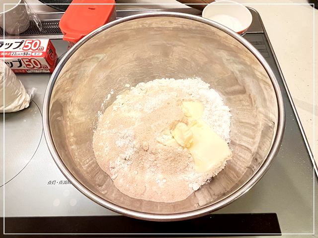 【中力粉の丸パンの作り方】材料をボウルにすべて入れる