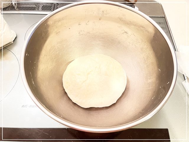 【中力粉の丸パンの作り方】ボウルの中で生地をまぜ、表面がキレイになったら丸くまとめる
