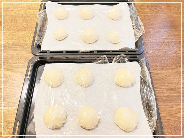 【中力粉の丸パンの作り方】生地を12等分してラップをかぶせておく