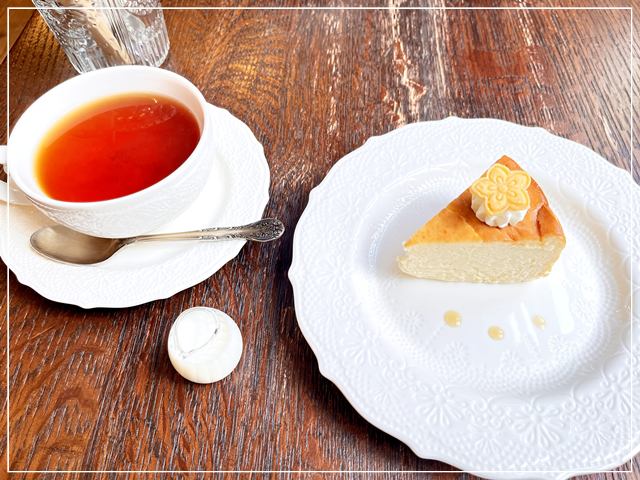 イギリス風カフェ「カームガーデン」のデザートのチーズケーキと紅茶