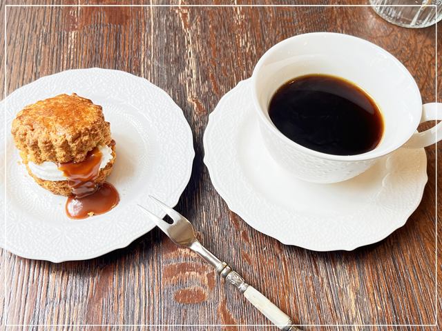 イギリス風カフェ「カームガーデン」のキャラメルスコーンとコーヒー