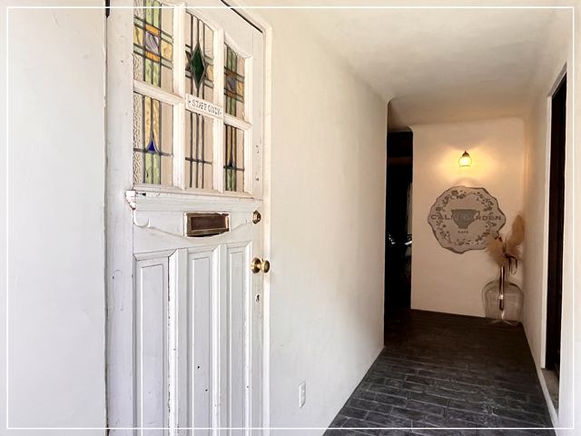 イギリス風カフェ「カームガーデン」に一歩入ると一気に異国感