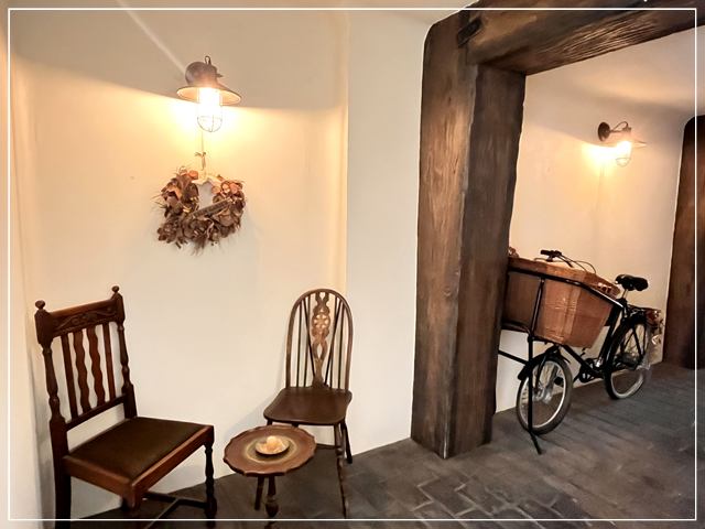 イギリス風カフェ「カームガーデン」の入口付近にある椅子