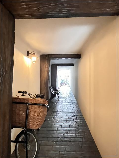 イギリス風カフェ「カームガーデン」の通路