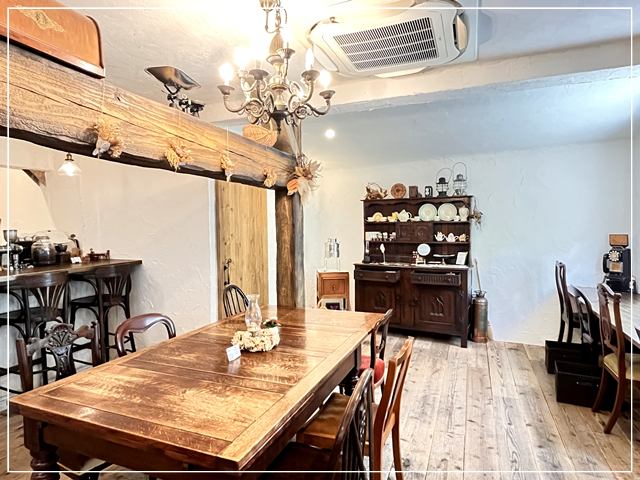 イギリス風カフェ「カームガーデン」の店内にある大きなテーブル