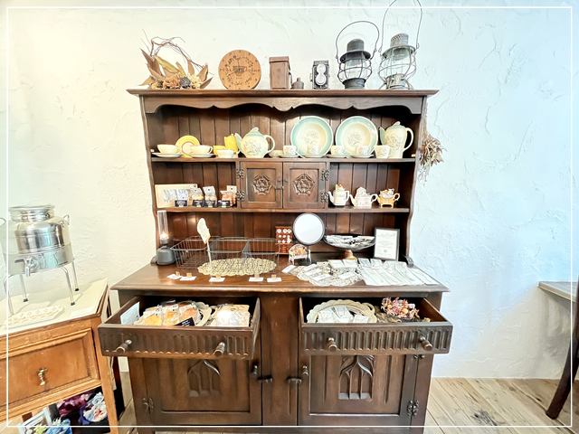 イギリス風カフェ「カームガーデン」のカップボード