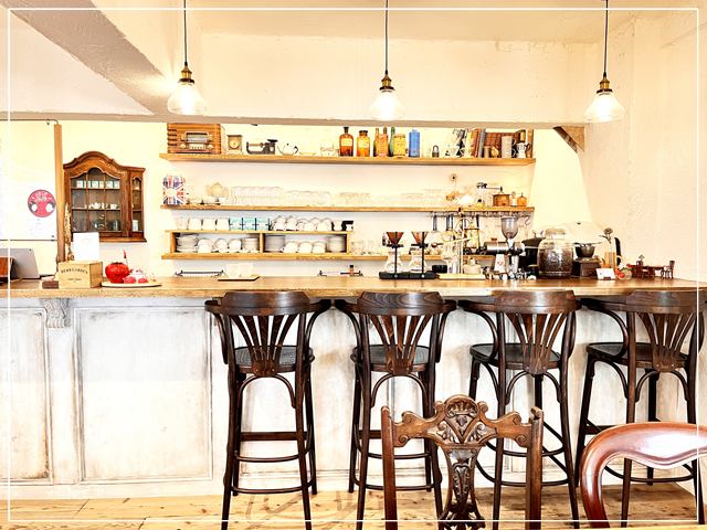 イギリス風カフェ「カームガーデン」のカウンター席①