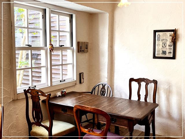 イギリス風カフェ「カームガーデン」の４人掛けの席