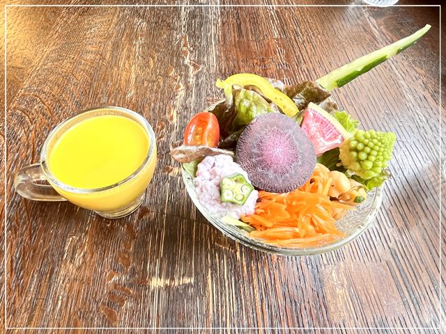 イギリス風カフェ「カームガーデン」の彩サラダとカボチャのポタージュ