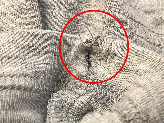 ズボンの裾口にゴムを入れるためにリッパ―で糸を切ってあけたゴムの入れ口