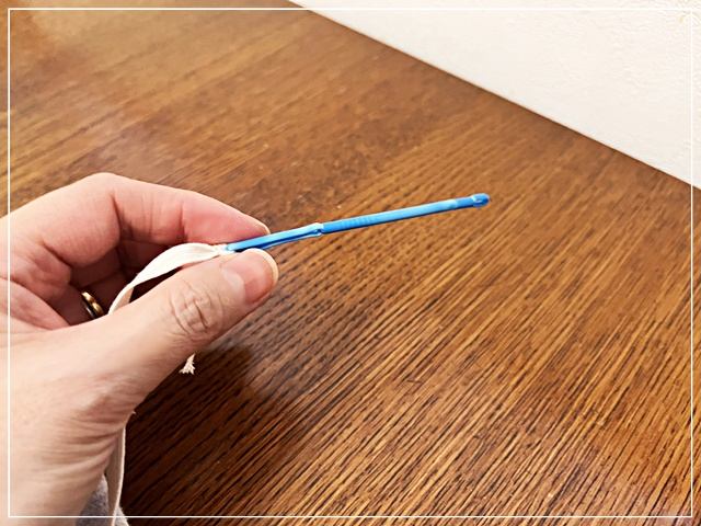 ズボンの裾口にゴム通しでゴムを入れる