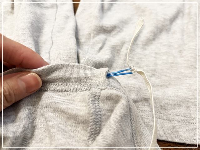 ズボンの裾口にゴムを入れていくところ