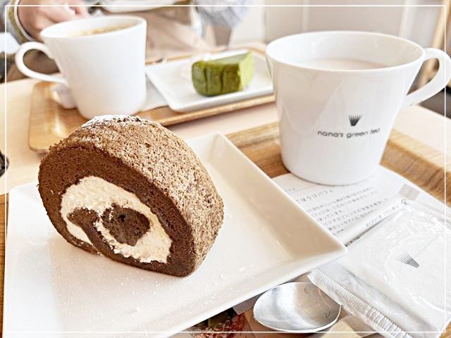 姫路駅直結のショッピングモール「ピオレ」にあるナナズグリーンティーで食べたほうじ茶ロール