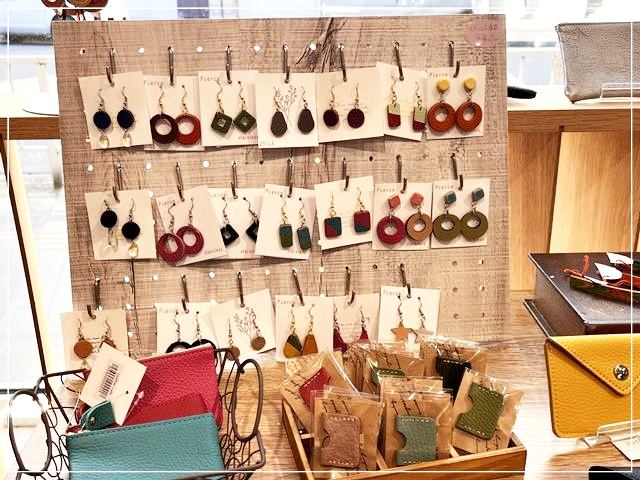 姫路駅南口目の前の姫路のお土産物屋さん「播産館」にあったピアスやポーチ