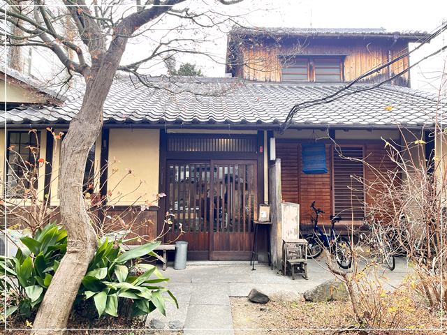 平野区のパン屋さん「トロワ」のお庭