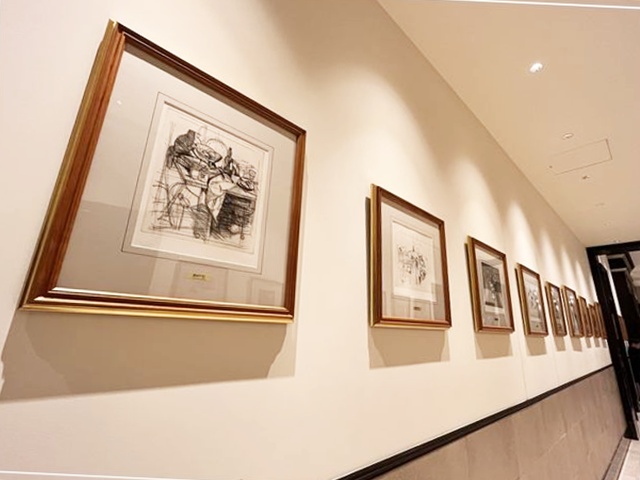 「ホテルモントレ姫路」の壁にズラッと飾られている小磯良平さんの作品