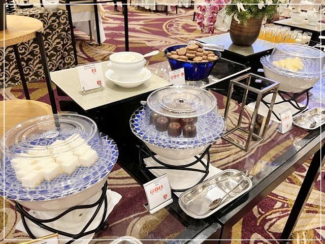 「ホテルモントレ姫路」の朝食のスイーツ。チーズケーキやカヌレ