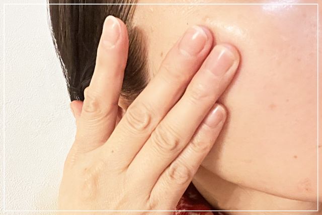 オバジXバイタライズリフトを顔につける