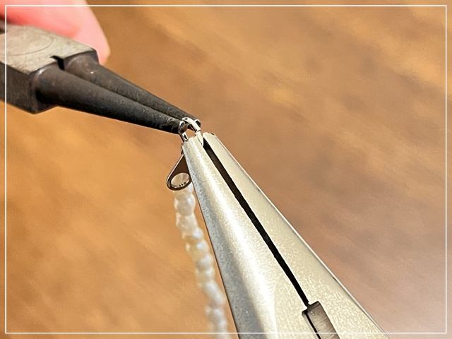 ヤットコを使ってネックレスに引き輪をつける