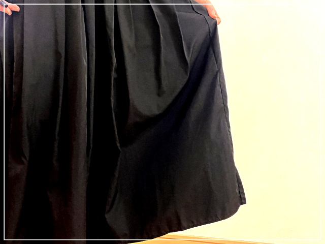 オンワードのデッサンの黒いロングスカートの生地感