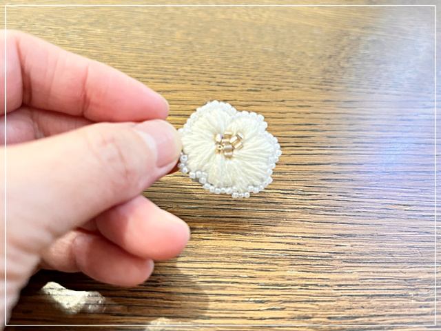 手作りブローチ(白)