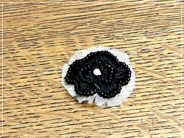 刺繍を刺し終わったらのり代を残してオーガンジーを切る