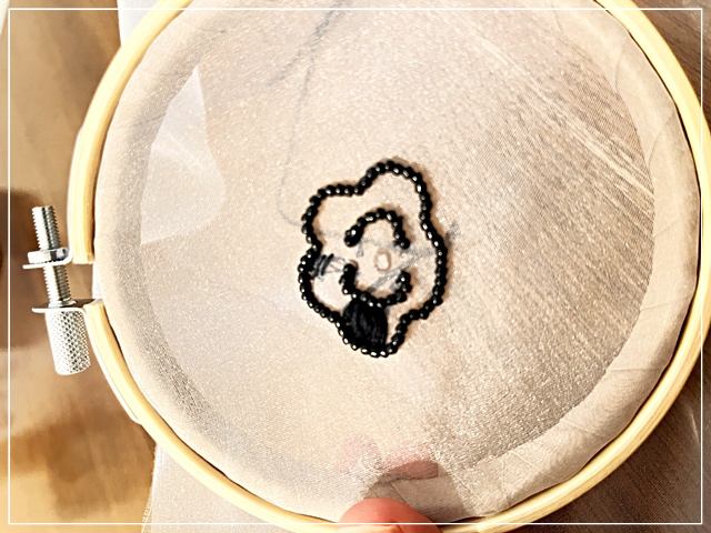 手作りブローチを刺しているところ