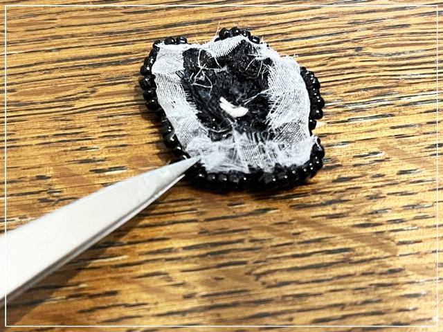 オーガンジーののり代にボンドをつけて裏面にくっつける