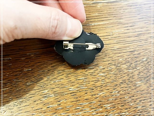 合皮にブローチピンをつけて刺繍にボンドでくっつける