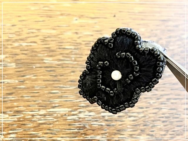 はみ出している合皮部分をカットする