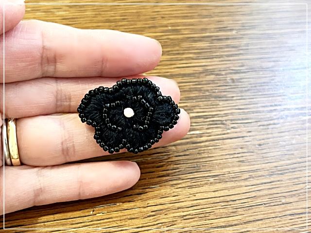 手作りブローチ完成(黒)