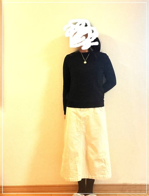 ユニクロのメリノウールセーター(黒)と無印のコーデュロイスカート(アイボリー)の組み合わせスタイル