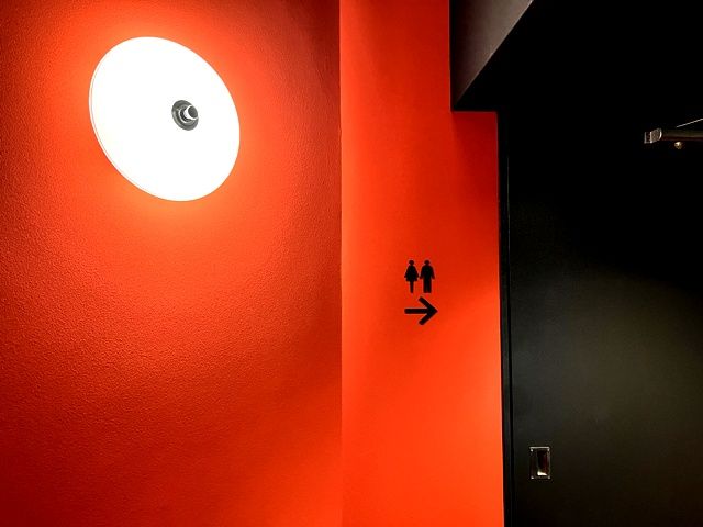 大槻能楽堂のお手洗いの壁も朱色