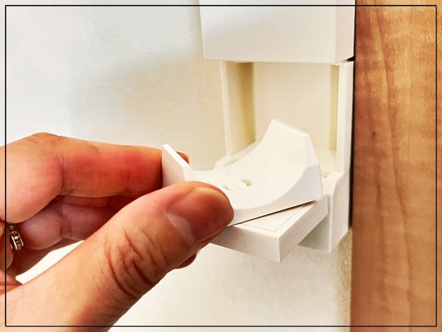 壁にピンで固定する室内洗濯干しのcupenの竿掛け部分の角度をきめる