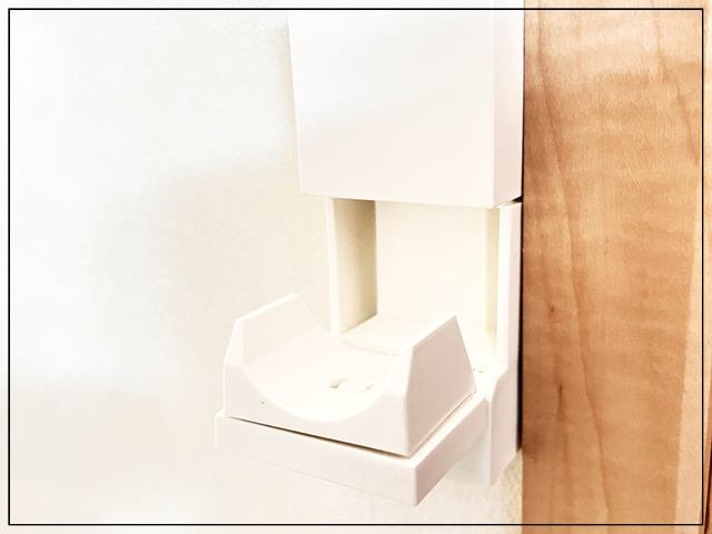 壁にピンで固定する室内洗濯干しのcupenの竿受を垂直にしたところ