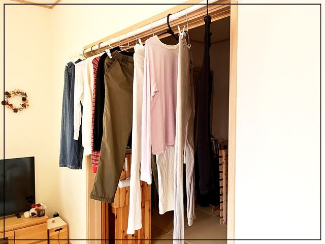 壁にピンで固定する室内洗濯干しのcupenで洗濯物を干した